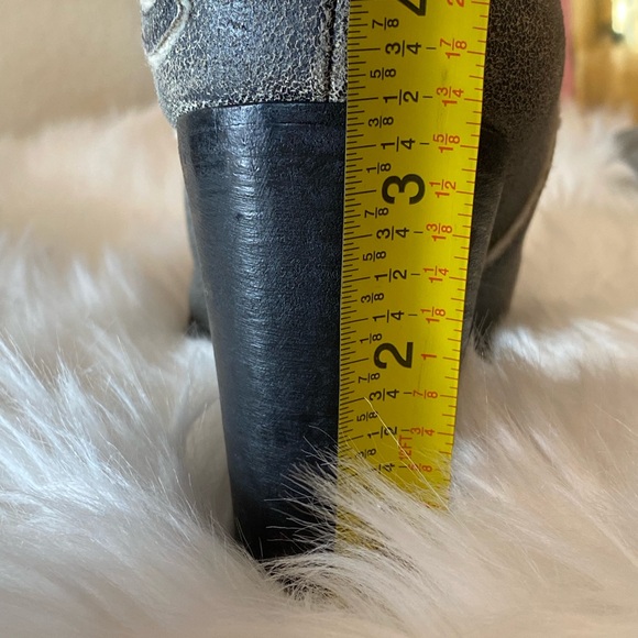 Rare Distressed Grey Sheepskin/Shearling Leather Chanel CC Boots - Size 39 - Picture 11 of 14